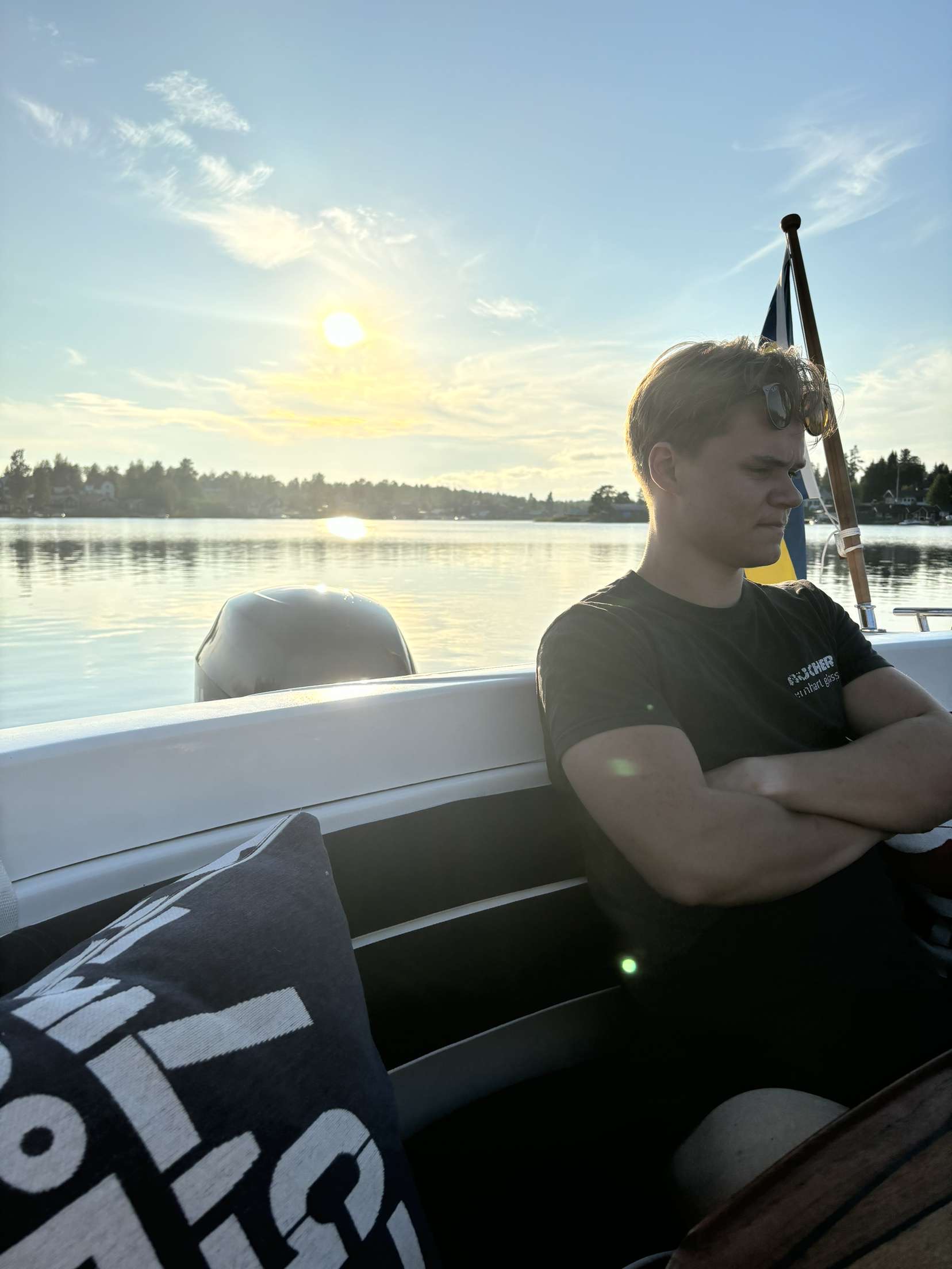 Linus på båt i solnedgång